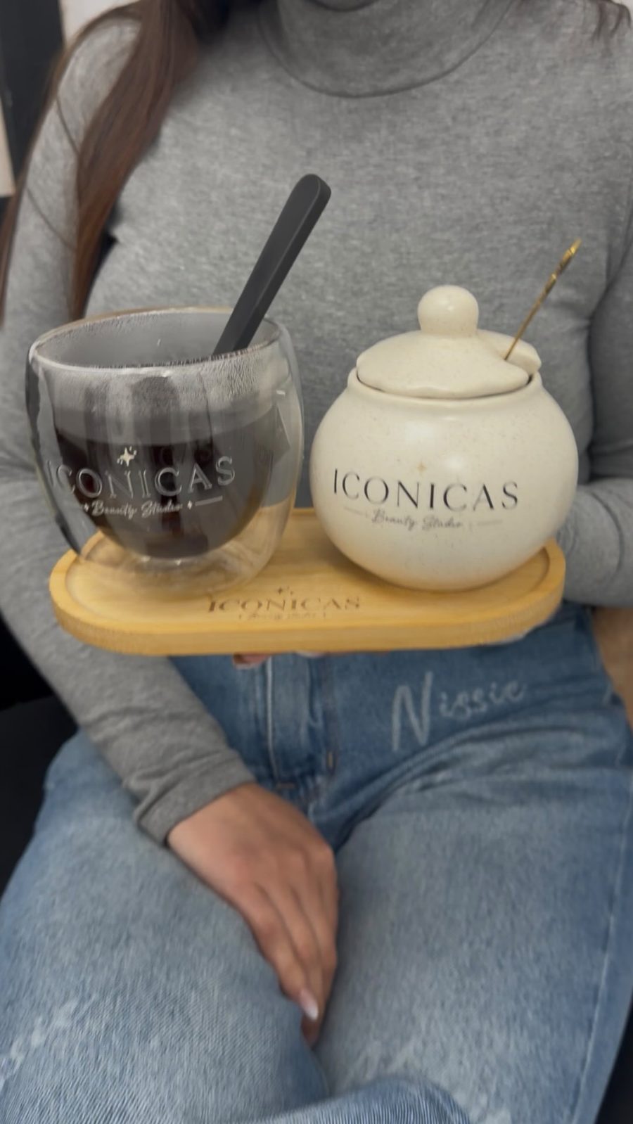 Café y té servidos en tazas de Iconicas