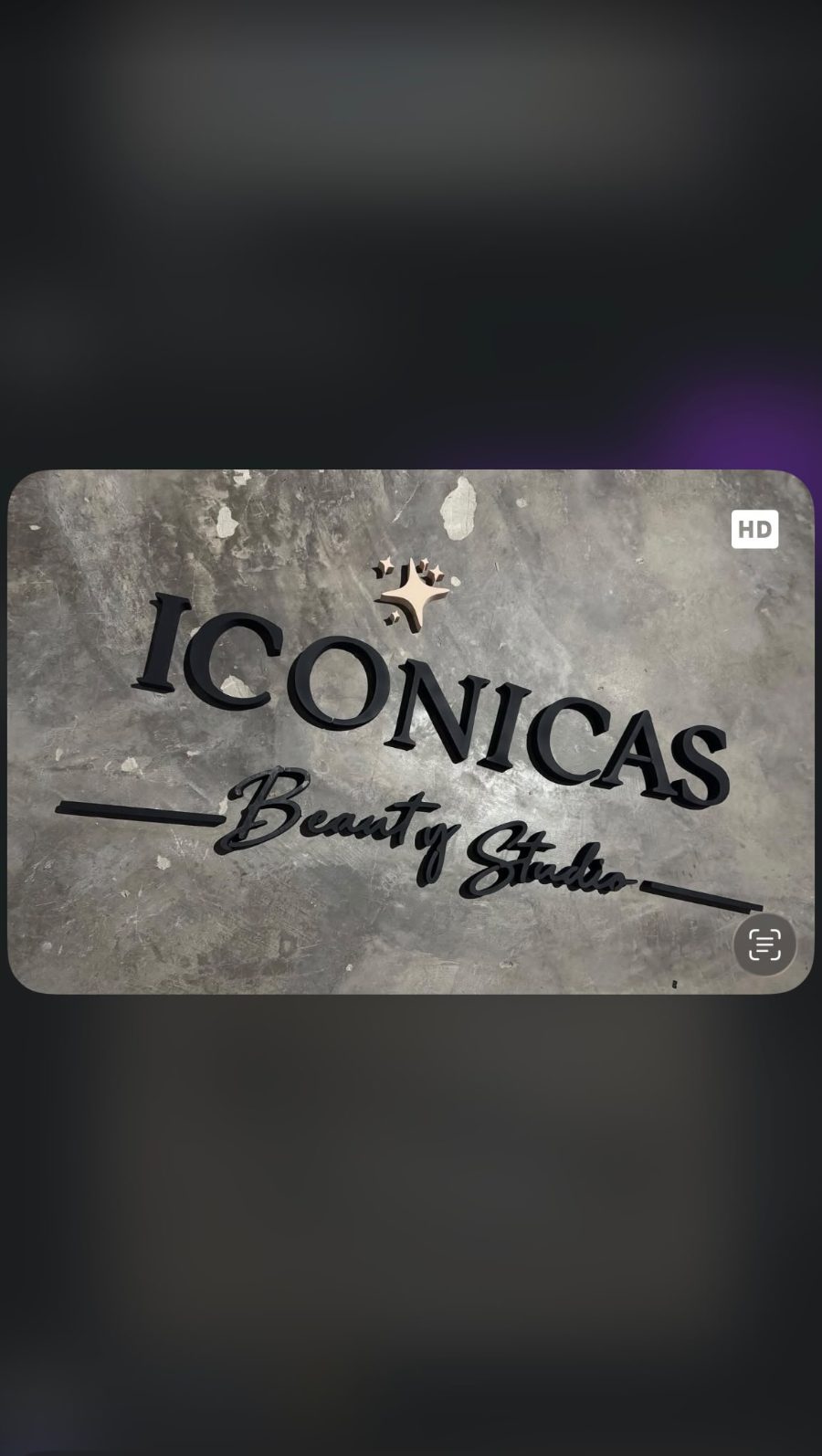 Cartel de Iconicas Beauty Studio en el salón
