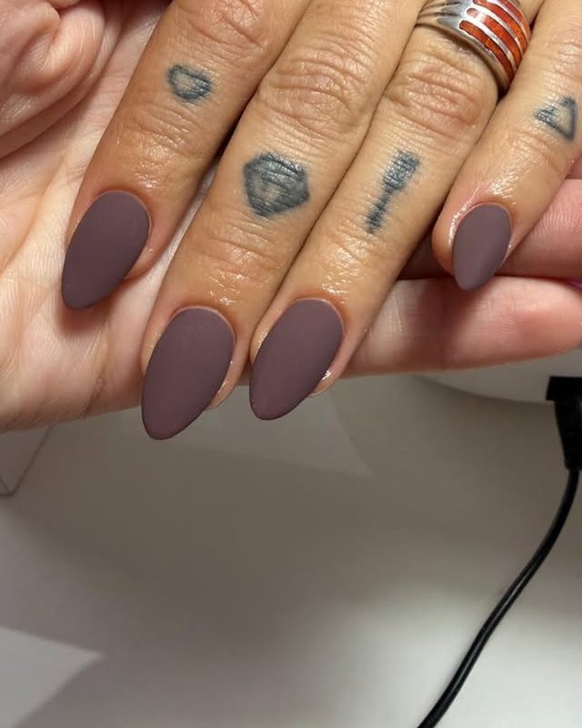 Uñas color ciruela