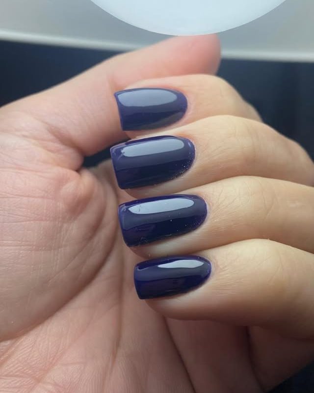Uñas azul profundo